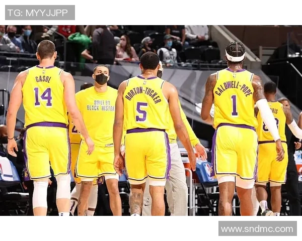 湖人对爵士第一节精彩回顾球员表现与战术分析全景呈现 湖人对爵士第一节精彩回顾球员表现与战术分析全景呈现